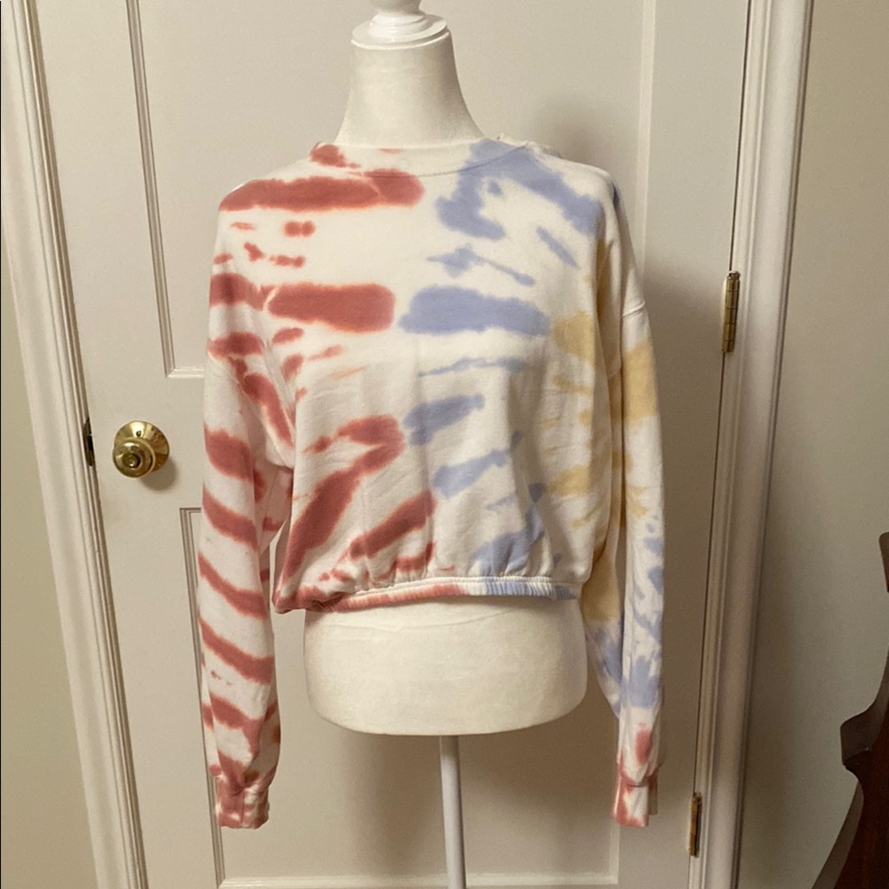 Z Supply cropped Tie-Dye sweatshirt w elastic hem. Size L